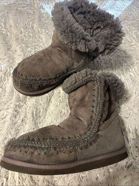 MOU Women's Cozy Shearling Lined Suede Boot in Gray